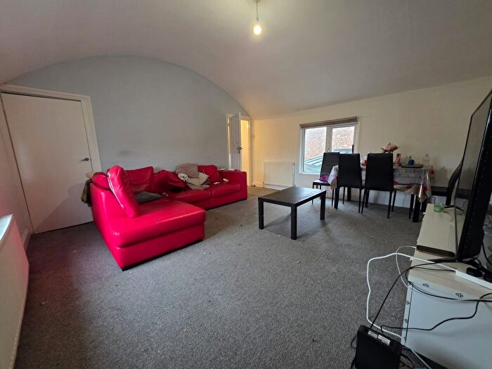2 Bedroom Flat To Rent In Grange Avenue, Luton, Bedfordshire, LU4