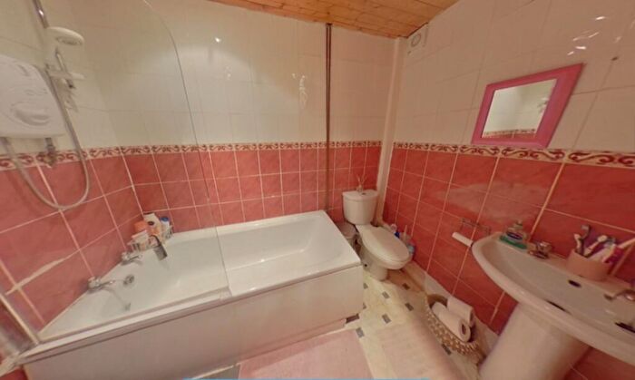 5 Bedroom House To Rent In Hessle View, Leeds, LS6