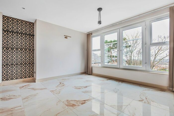 3 Bedroom Flat To Rent In Shrewsbury Lane, London, SE18