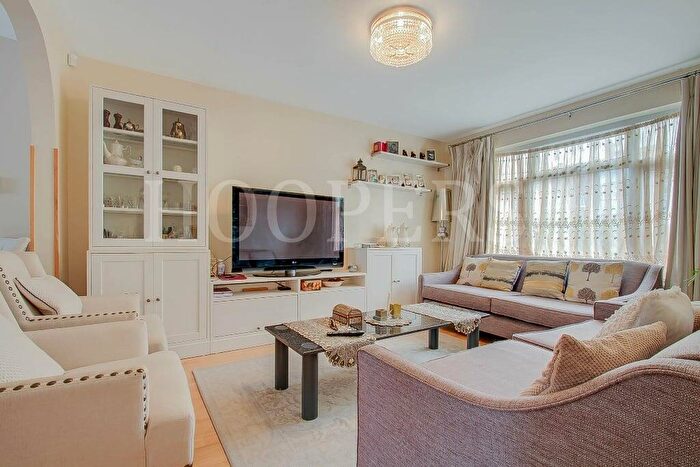 4 Bedroom End Of Terrace House For Sale In Chipstead Gardens, London, NW2