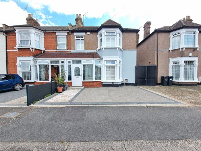 4 Bedroom End Of Terrace House For Sale In Blythswood Road, Ilford, IG3