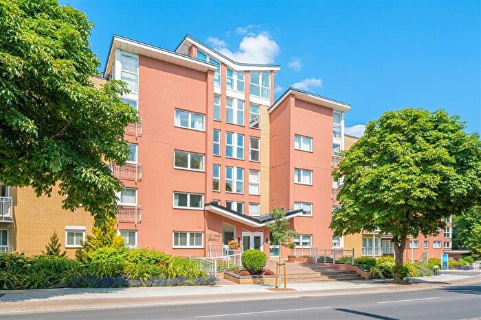 3 Bedroom Flat For Sale In Twickenham Road, Teddington, TW11