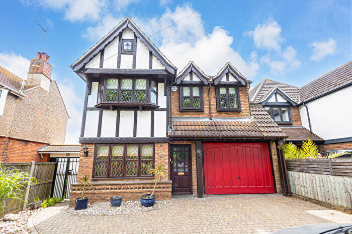 4 Bedroom Detached House For Sale In Mountdale Gardens, Leigh-on-sea, SS9