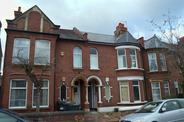 3 Bedroom Flat To Rent In Telferscot Road London, SW12