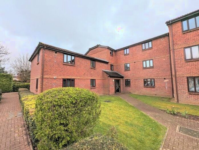 2 Bedroom Flat To Rent In Abbotsbury Court, Horsham, RH13