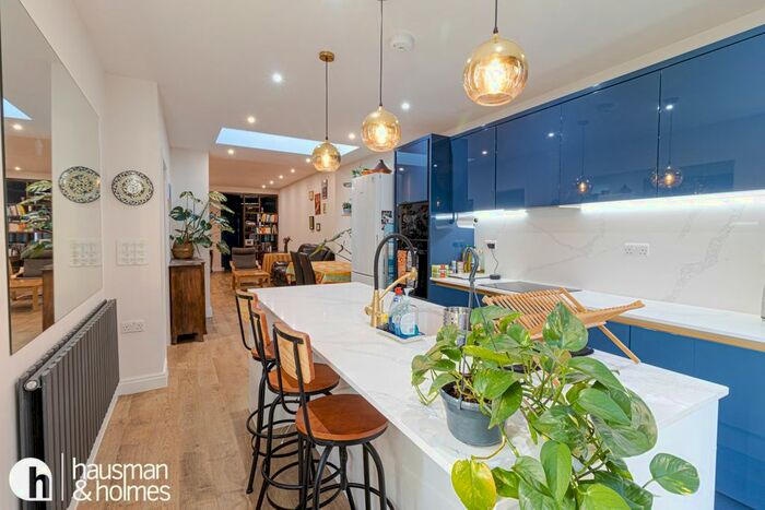 3 Bedroom Flat To Rent In Golders Green Crescent, London NW11