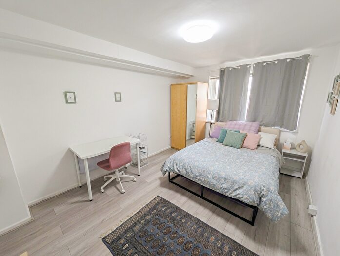 3 Bedroom Flat To Rent In Lupin Court, London, NW4