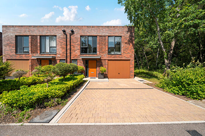 4 Bedroom Semi-Detached House For Sale In Barnes Wallis Way, St. Albans, AL2