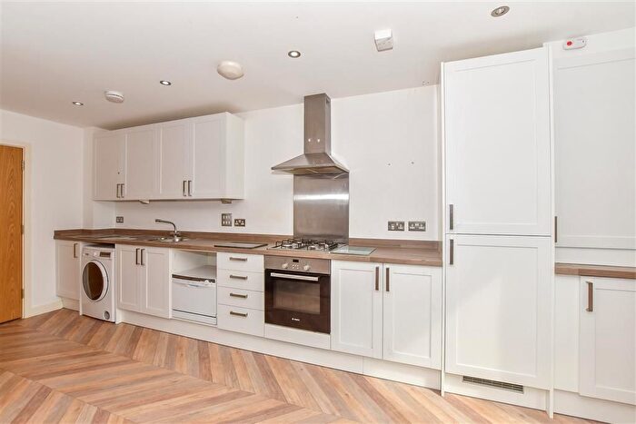 1 Bedroom Flat For Sale In Avebury Avenue, Tonbridge, Kent, TN9