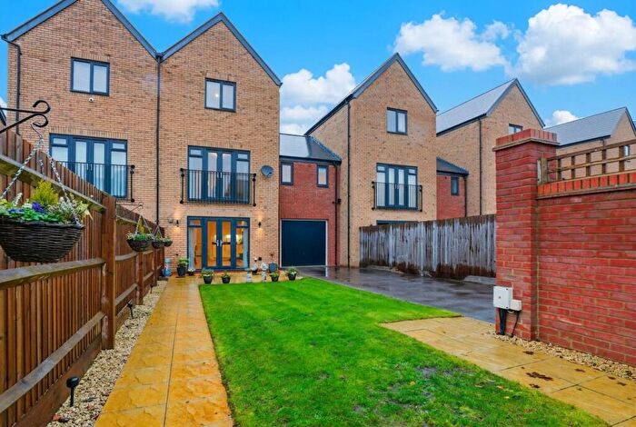 4 Bedroom Terraced House For Sale In Barrosa Way, Whitehouse, MK8