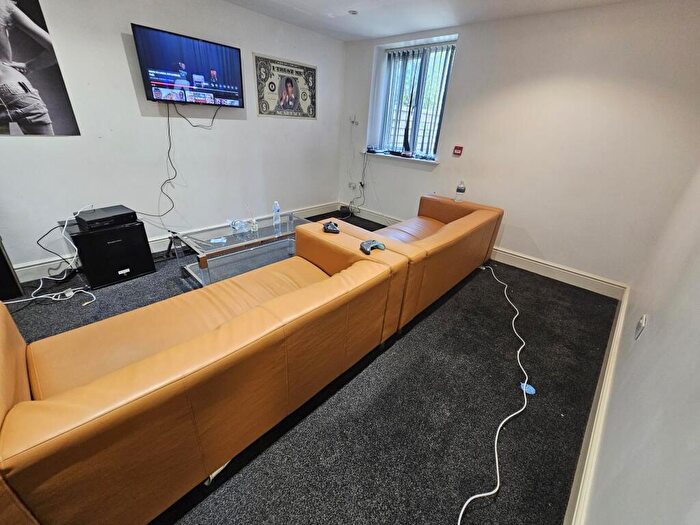 4 Bedroom Flat To Rent In Regent Park Avenue, Leeds, LS6