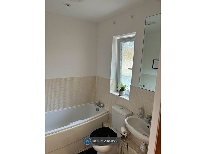 2 Bedroom Flat To Rent In Ocean Buildings, Cardiff, CF10