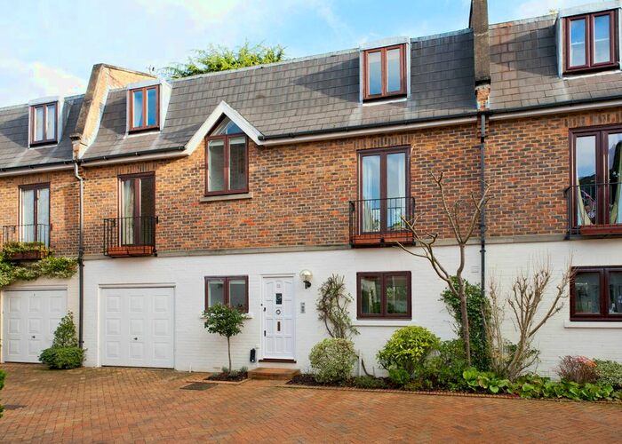 3 Bedroom Detached House To Rent In Parkland Gardens, Wimbledon, London, SW19