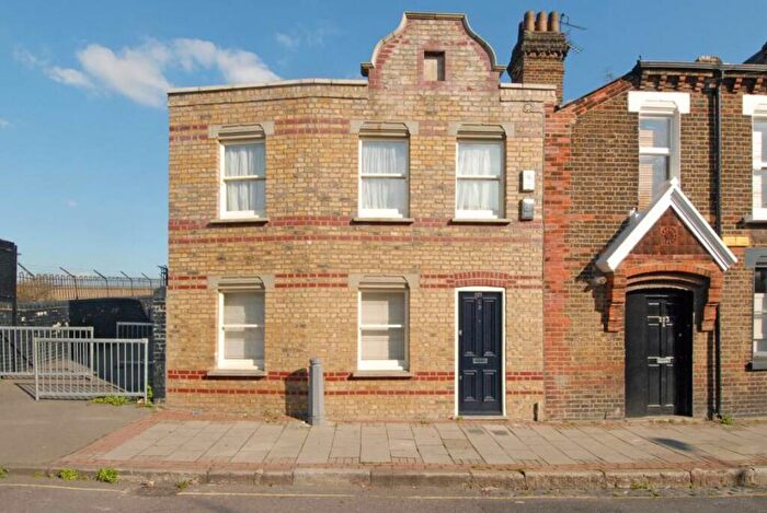 1 Bedroom Flat For Sale In Eversleigh Road, Shaftesbury Estate, SW11