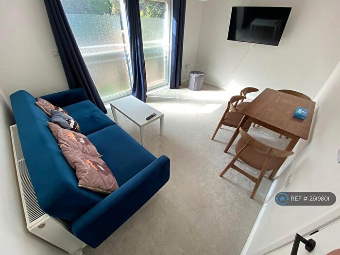 2 Bedroom Flat To Rent In Cambridge Road, Bournemouth, BH2