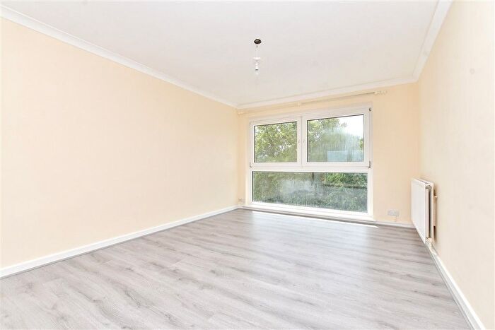 2 Bedroom Flat For Sale In Maldon Road, Wallington, Surrey, SM6