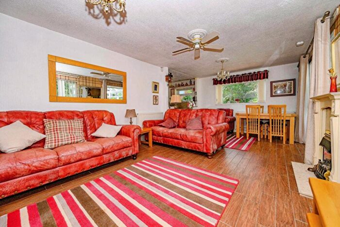 2 Bedroom Bungalow For Sale In Kingsmead, Edlesborough, Dunstable, Buckinghamshire, LU6