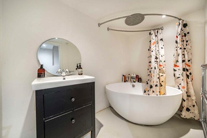 2 Bedroom Flat For Sale In Ickburgh Road, Clapton, E5