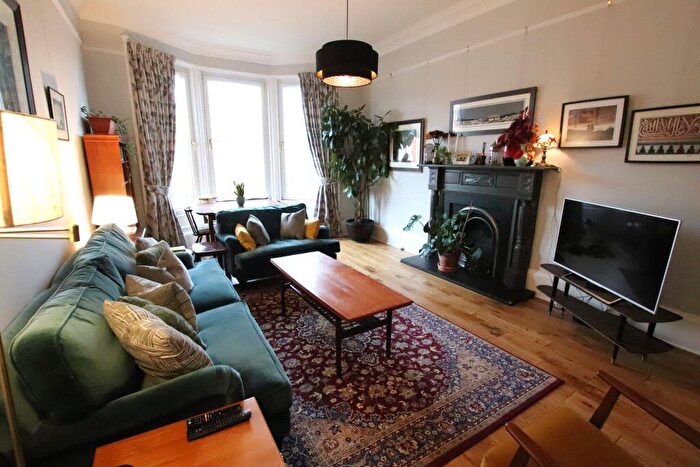 2 Bedroom Flat To Rent In Charmouth House, London, SW8