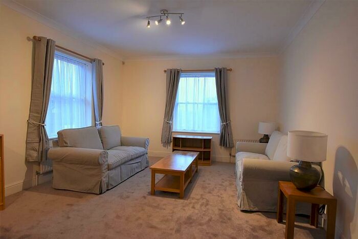 2 Bedroom Flat To Rent In Devonshire House, Woodside Avenue, London, N12