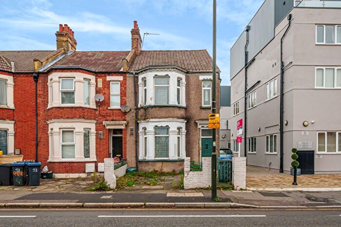 3 Bedroom End Terrace House For Sale In Kingston Road, Raynes Park, London, SW20