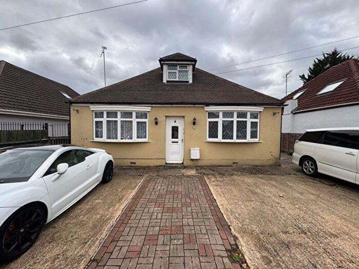 5 Bedroom Detached Bungalow For Sale In Toddington Road, Luton, LU4