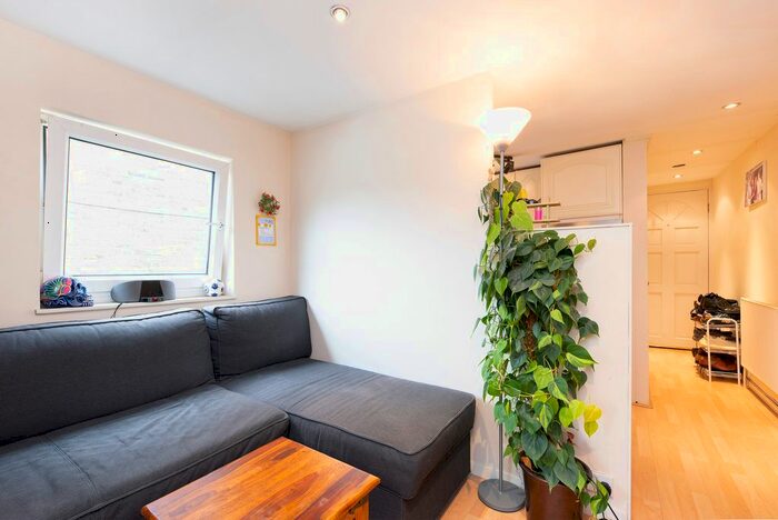 Studio To Rent In Earlsfield Road, London, SW18