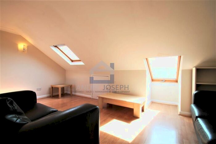 1 Bedroom Flat To Rent In Tooting Bec Road, Tooting Bec, London, SW17