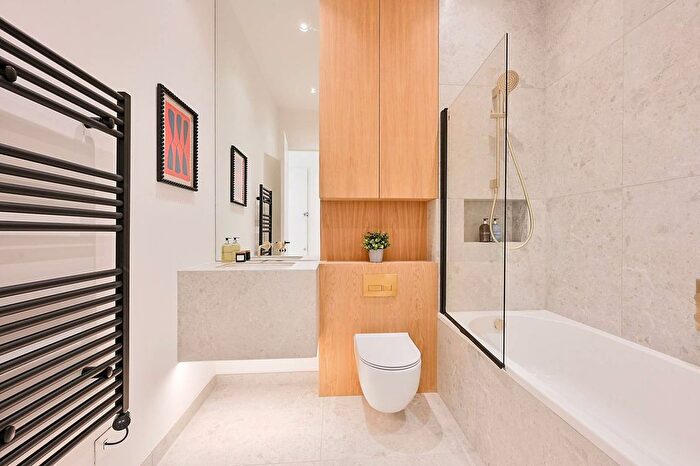 3 Bedroom Flat To Rent In Creswick Road, Acton, W3