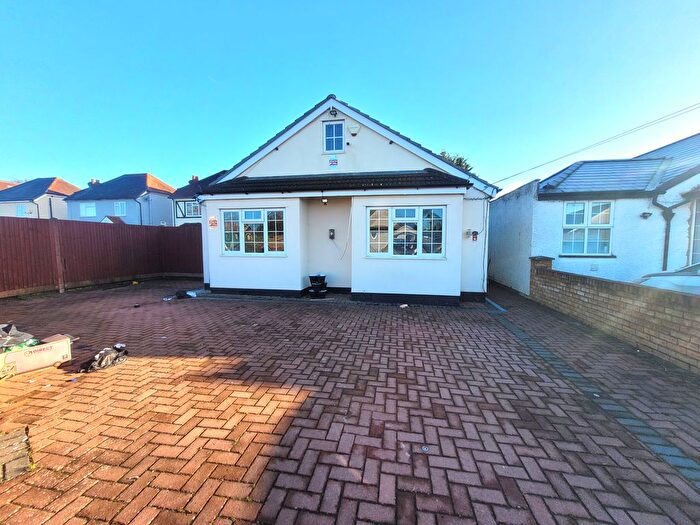 4 Bedroom Property To Rent In Mead Way, Burnham, Slough, SL1