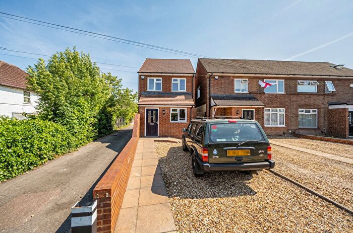 2 Bedroom Detached House For Sale In Worthington Road, Dunstable, Bedfordshire, LU6