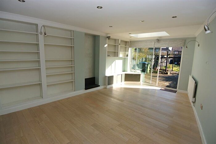 3 Bedroom Flat To Rent In St. Judes Road, Englefield Green, Egham, TW20