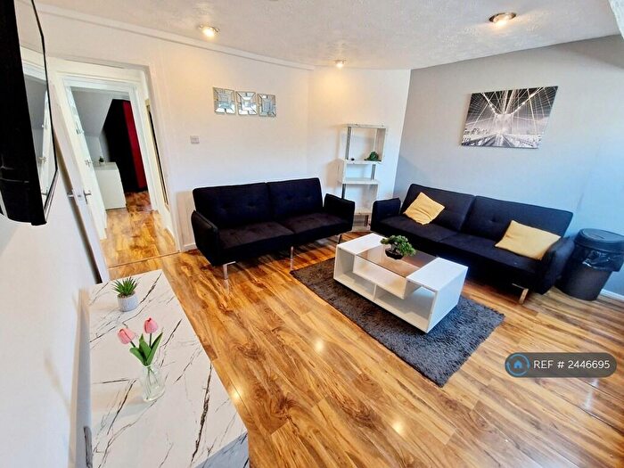 4 Bedroom Flat To Rent In Polygon Road, Manchester, M8