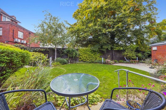 1 Bedroom Flat To Rent In Dial Stone Court, Weybridge, KT13