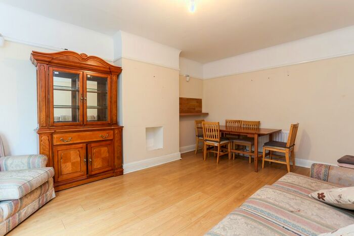 2 Bedroom Flat To Rent In Cuckoo Lane, Hanwell, W7