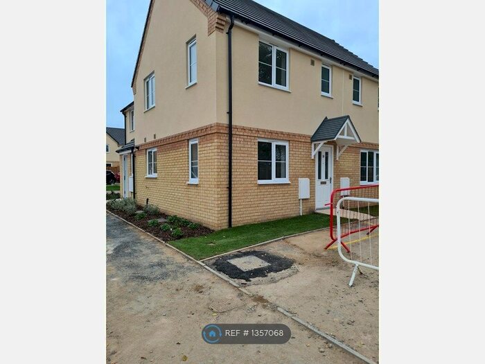 3 Bedroom Semi-Detached House To Rent In Lyncoln Drive, Lowestoft, NR32