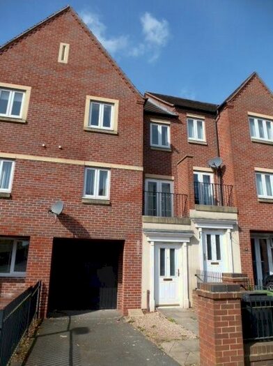 3 Bedroom Town House To Rent In Dunoon Drive, Wolverhampton WV4