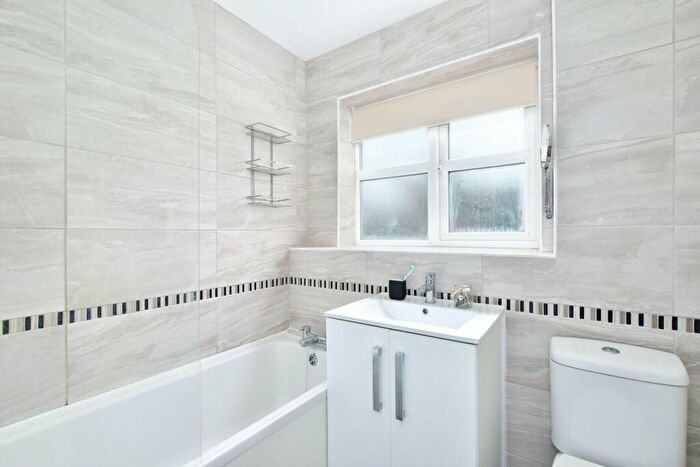 2 Bedroom Maisonette For Sale In Derwent Close, Amersham, HP7