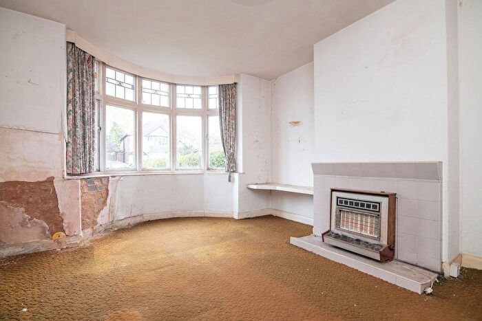 3 Bedroom Semi-Detached House For Sale In Redacre Road, Birmingham, B73
