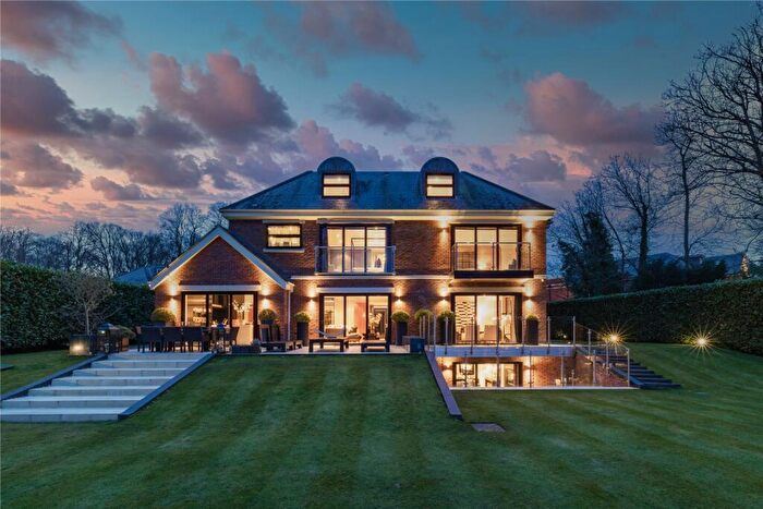 5 Bedroom Detached House For Sale In Broadwater Close, Burwood Park, KT12