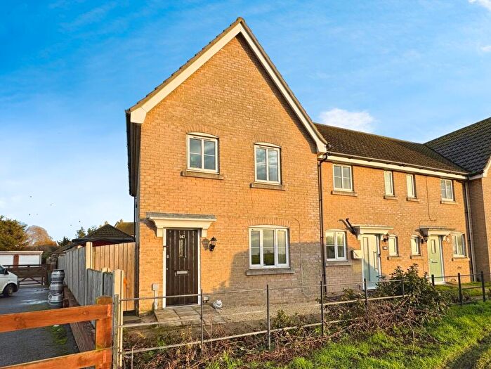 3 Bedroom End Of Terrace House For Sale In Jaywick Lane, Clacton-on-Sea, Essex, CO16