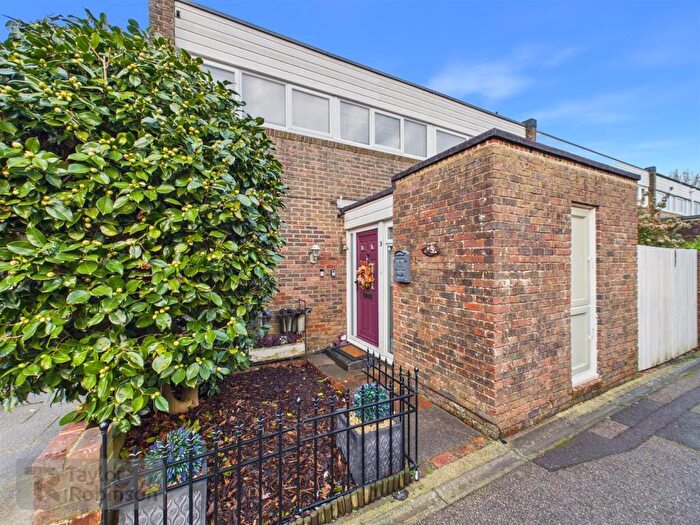 3 Bedroom End Of Terrace House For Sale In Forestfield, Furnace Green, Crawley, RH10