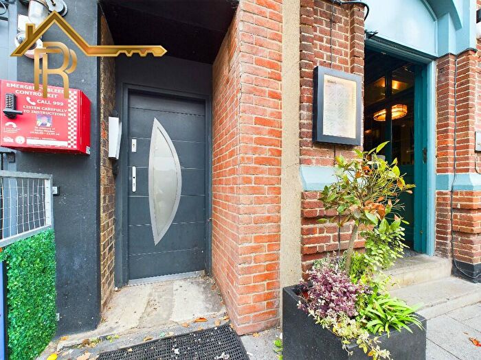 2 Bedroom Flat For Sale In High Street, Brentwood, Essex, CM14