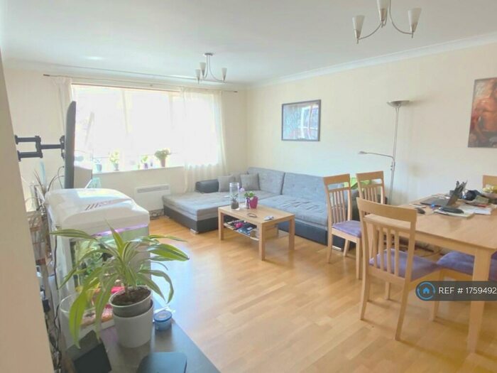 2 Bedroom Flat To Rent In Jowitt Court, London, N14