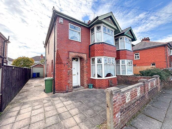 3 Bedroom Semi-detached House For Sale In Quinton Road, Grimsby, DN32