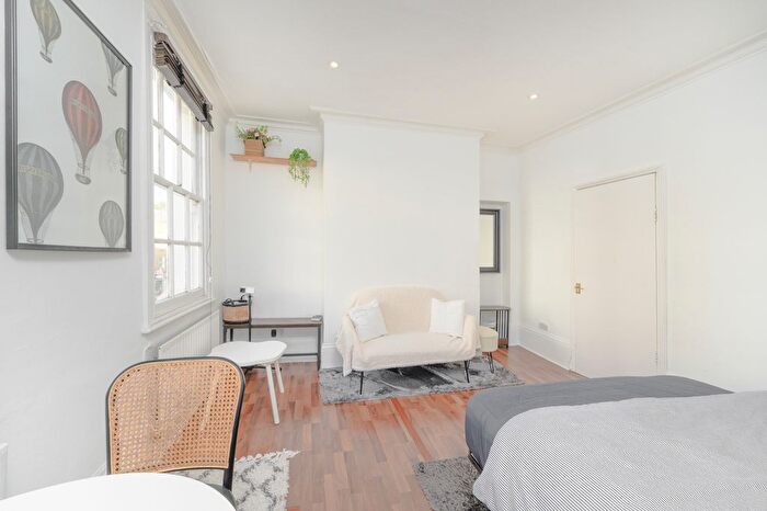 3 Bedroom Flat To Rent In Parkway, Camden, NW1
