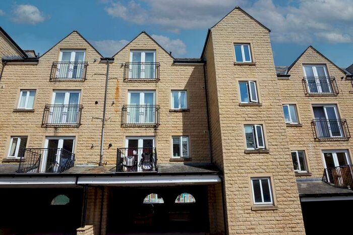 2 Bedroom Flat To Rent In West View, Halifax, HX3