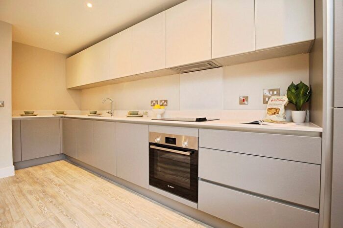 2 Bedroom Flat For Sale In Kings Road, Newbury, Berkshire, RG14