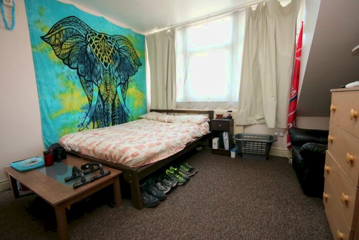 Flat To Rent In Ravenstone Road, Turnpike Lane, N8