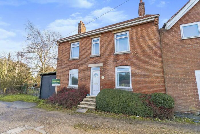 3 Bedroom Detached House For Sale In Ringwood Road, Stoney Cross, Lyndhurst, Hampshire, SO43